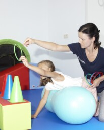 fisioterapeuta tratando a niña
